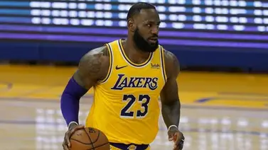 LeBron James somete a LaMelo Ball LeBron James somete a LaMelo Ball