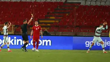 Cristiano Ronaldo tira el brazalete y estalla por un gol anulado Cristiano Ronaldo tira el brazalete y estalla por un gol anulado