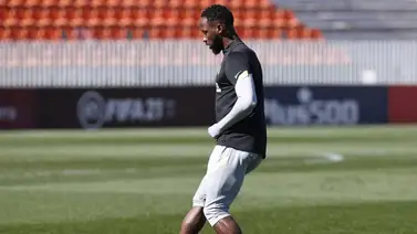 Dembélé se entrena sobre el césped pero en solitario Dembélé se entrena sobre el césped pero en solitario