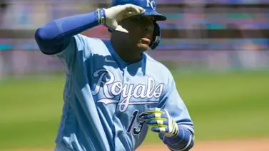 Salvador Pérez pega jonrón y da triunfo a los Reales Salvador Pérez pega jonrón y da triunfo a los Reales