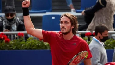 Tsitsipas frena a Sinner para avanzar a la final de Barcelona