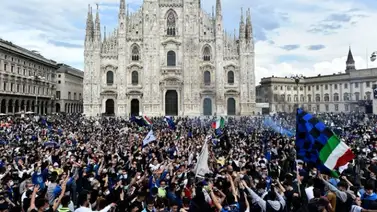 Miles de hinchas del Inter violan normas anticovid para celebrar el título Miles de hinchas del Inter violan normas anticovid para celebrar el título