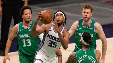 Kings sorprenden a Mavericks con barrida y Doncic acaba expulsado