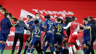 Cinco tarjetas rojas en el partido entre el Mónaco y el Lyon