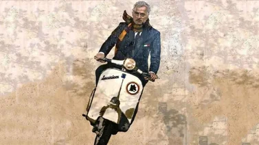 Pintan un muro de Roma con Mourinho a bordo de un vespa con bufanda romanista