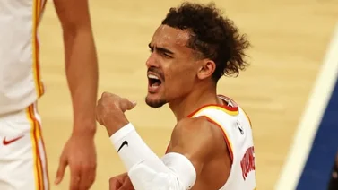 Young pone a los Hawks a un triunfo de las semifinales