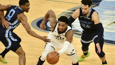 Mitchell y Clarkson ponen a Jazz a un triunfo de las semifinales