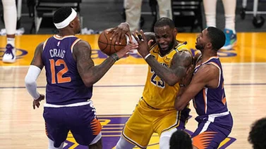 Booker fulmina a los Lakers y los Suns eliminan a los campeones