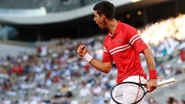 Djokovic reconquista París tras remontar a Tsitsipas