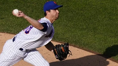 DeGrom domina a los Bravos tras susto en el hombro