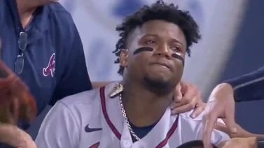 Alerta en Atlanta: Ronald Acuña Jr. sale lastimado del encuentro y en camilla (+VIDEOS)