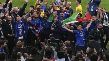 Italia recorre Roma con un autobús descubierto para celebrar la Eurocopa Italia recorre Roma con un autobús descubierto para celebrar la Eurocopa