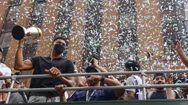 Bucks festejan su título con desfile ante sus aficionados Bucks festejan su título con desfile ante sus aficionados