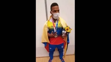 El atleta venezolano Julio Mayora dedica su medalla olímpica a Hugo Chávez