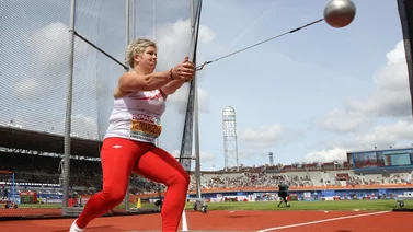 Wlodarczyk primera mujer de la historia con tres oros en una sola prueba
