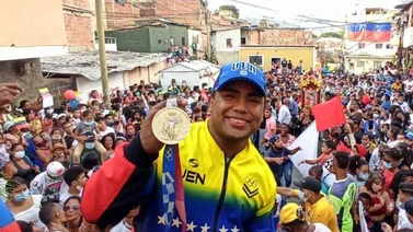La comunidad de La Vega recibió al medallista olímpico Keydomar Vallenilla