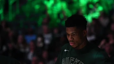 Giannis Antetokounmpo hace una aparición sorpresa en el ring de AEW