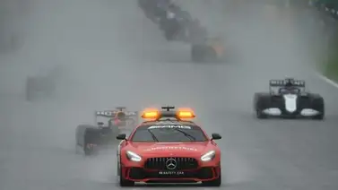 Bandera roja después de empezar a rodar detrás del coche de seguridad en Spa Bandera roja después de empezar a rodar detrás del coche de seguridad en Spa