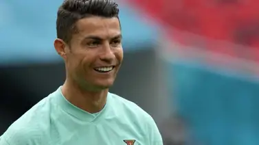 Cristiano Ronaldo, foco de miradas en el primer entrenamiento de Portugal Cristiano Ronaldo, foco de miradas en el primer entrenamiento de Portugal