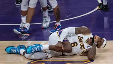 LeBron James enciende las alarmas de los Lakers por molestias en el tobillo derecho