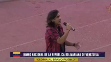 Este cantante olvidó la letra del himno nacional en el clásico Caracas Táchira