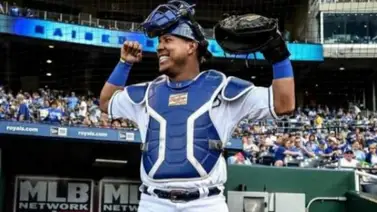 Salvador Pérez gana el Bate de Plata como receptor en la Liga Americana Salvador Pérez gana el Bate de Plata como receptor en la Liga Americana