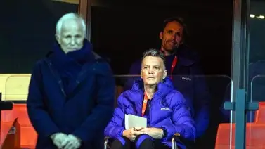 Van Gaal dirige a Países Bajos desde una silla de ruedas Van Gaal dirige a Países Bajos desde una silla de ruedas