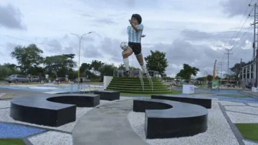 Desvelan estatua de Maradona en Puerto Cabello