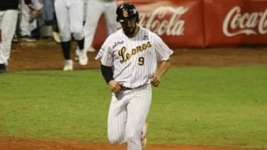 Leones se impone a Tiburones en un duelo de pitcheo