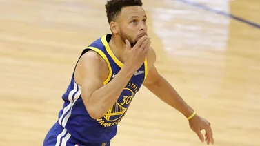 Curry cerca del record histórico en triples