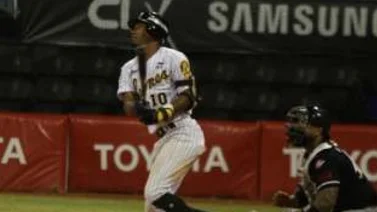 Duelo de la Capital, los Leones del Caracas derrotan a los Tiburones