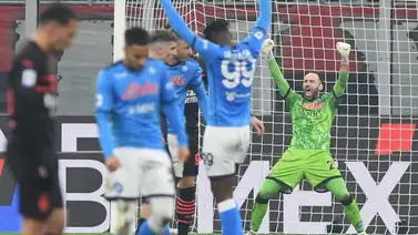 Nápoles golpea Milán con polémica en San Siro Nápoles golpea Milán con polémica en San Siro