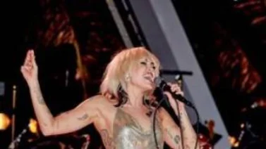 ¡Desnuda! Así casi recibe Miley Cyrus el nuevo año