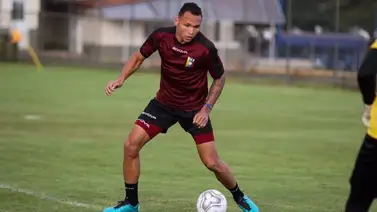 Luis Adrián Martínez recibe el llamado de José Néstor Pékerman Luis Adrián Martínez recibe el llamado de José Néstor Pékerman