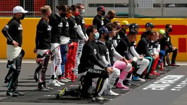 La Fórmula Uno informa que sus pilotos no se arrodillaran en la siguiente temporada La Fórmula Uno informa que sus pilotos no se arrodillaran en la siguiente temporada