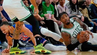 Stephen Curry sufre un esguince de ligamentos en el pie izquierdo ¿Jugará los playoffs?