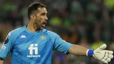 Claudio Bravo se queda una temporada más con el Betis Claudio Bravo se queda una temporada más con el Betis