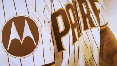 Padres de San Diego hacen historia con anuncio de publicidad en las camisas