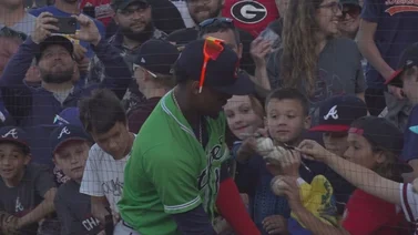Ronald Acuña Jr celebró atrapada con fanático (VIDEO)