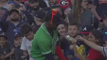 Ronald Acuña Jr celebró atrapada con fanático (VIDEO) Ronald Acuña Jr celebró atrapada con fanático (VIDEO)