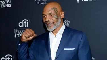 Mike Tyson recuerda sus mejores momentos golpeando a fan (+Video)