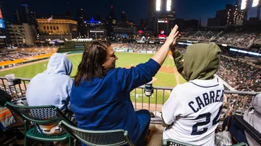 Aficionados de Detroit con ansias de ver A Migue Cabrera conectar el hit 3.000