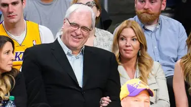 Phil Jackson ayudará a Lakers a escoger su nuevo coach Phil Jackson ayudará a Lakers a escoger su nuevo coach