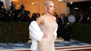 Así se puso Kim Kardashian el vestido de Marilyn Monroe (+Video)