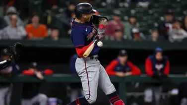 Dos pelotazos en la mano le dejan una fractura a Carlos Correa Dos pelotazos en la mano le dejan una fractura a Carlos Correa