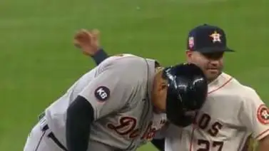 Miguel Cabrera recibe la felicitación de José Altuve tras el doble 600 (+VIDEO) Miguel Cabrera recibe la felicitación de José Altuve tras el doble 600 (+VIDEO)
