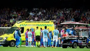 Ronald Araujo sale en ambulancia del Camp Nou Ronald Araujo sale en ambulancia del Camp Nou
