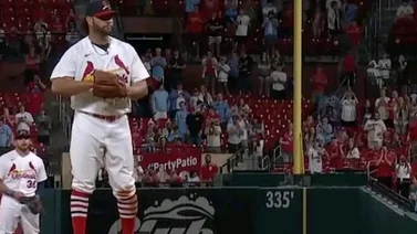 MLB: Con 21 años de carrera, Albert Pujols lanza por primera vez en Grandes Ligas (+Video)