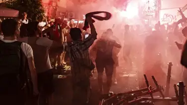 Fanáticos del Eintracht Frankfurt y Rangers se enfrentan en Sevilla Fanáticos del Eintracht Frankfurt y Rangers se enfrentan en Sevilla