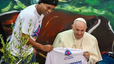 Ronaldinho le obsequia una camiseta al... Papa Francisco (+Video)